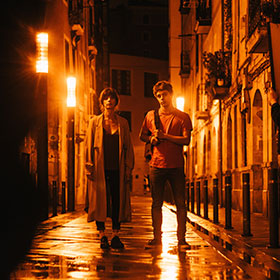 Maribel Verdú y Germán Alcarazu en el casco viejo de Bilbao